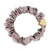 By Eloise London Silk Scrunchie Gold Star Elastice de păr pentru femei 1 buc Nuanţă Iced Latte