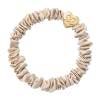 By Eloise London Skinny Silk Scrunchie Gold Heart Elastice de păr pentru femei 1 buc Nuanţă Sand