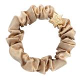 By Eloise London Silk Scrunchie Gold Star Elastice de păr pentru femei 1 buc Nuanţă Sand