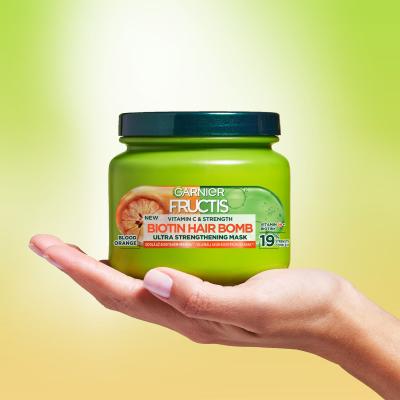 Garnier Fructis Vitamin &amp; Strength Biotin Hair Bomb Mască de păr pentru femei 320 ml