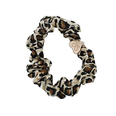 By Eloise London Silk Scrunchie Gold Heart Leopard Elastice de păr pentru femei 1 buc