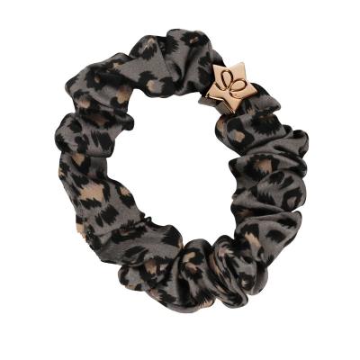 By Eloise London Silk Scrunchie Gold Star Elastice de păr pentru femei 1 buc Nuanţă Grey Leopard