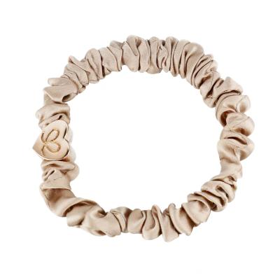 By Eloise London Skinny Silk Scrunchie Gold Heart Elastice de păr pentru femei 1 buc Nuanţă Sand