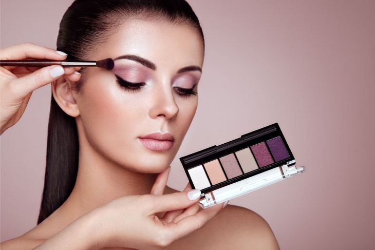 Cum se aplică machiajul smokey