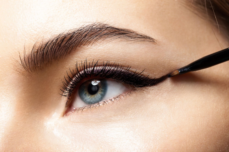 bottom fret Outflow Perfecționează-ți machiajul ochilor cu eyeliner și creioane de ochi |  Parfimo.ro